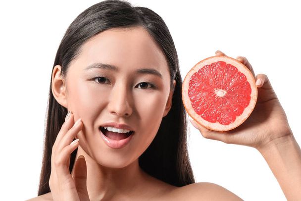 Gyönyörű fiatal nő grapefruit fehér háttér - Fotó, kép
