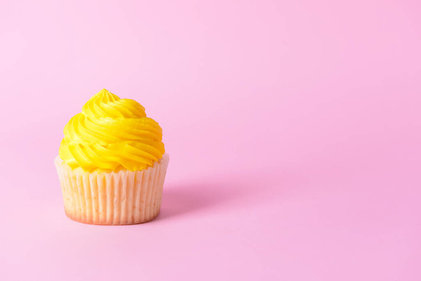 Tasty Birthday cupcake on color background - Foto, afbeelding