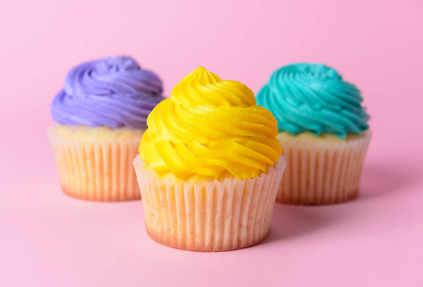 Cupcakes de aniversário saborosos no fundo de cor, close-up - Foto, Imagem