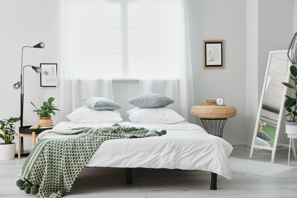Interior do quarto elegante com cama confortável - Foto, Imagem