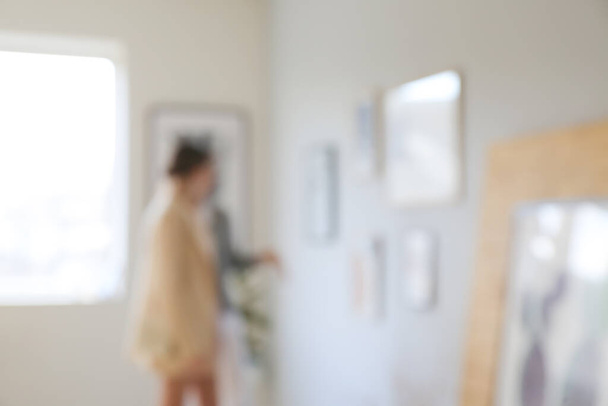 Жінки на виставці в галереї сучасного мистецтва, розмитий вид
 - Фото, зображення