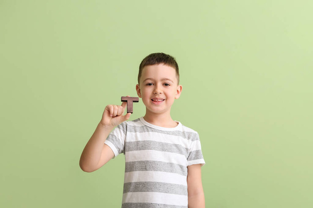 Μικρό αγόρι με γράμμα Τ στο φόντο του χρώματος - Φωτογραφία, εικόνα