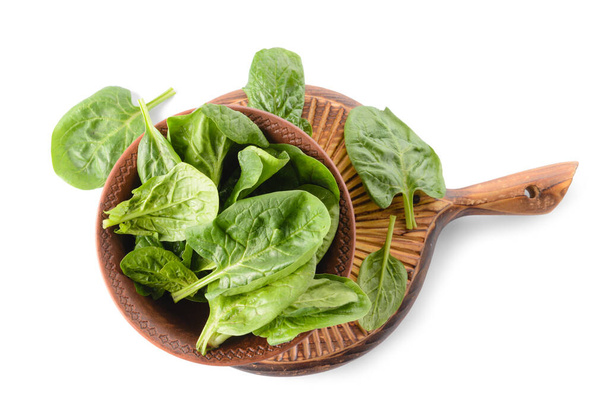 Ciotola con foglie di spinaci freschi su sfondo bianco - Foto, immagini