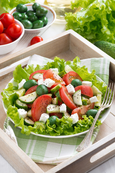 assiette de salade verte aux légumes et feta, vue sur le dessus
 - Photo, image