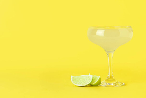 Glass with tasty daiquiri cocktail on color background - Photo, image