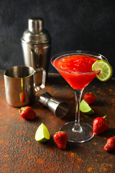 Verre de fraise daiquiri cocktail et shaker sur la table - Photo, image