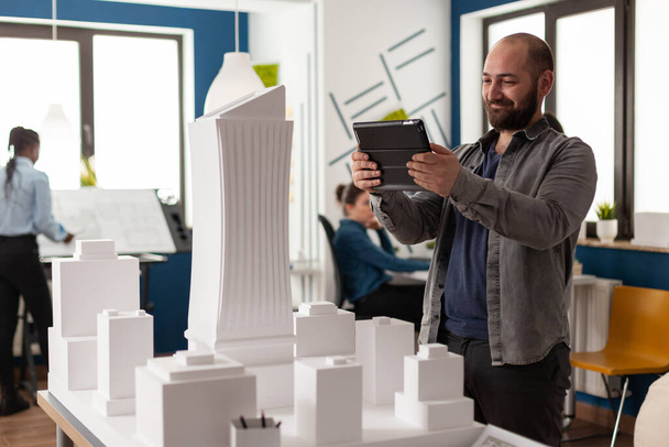 Gestionnaire de travail homme regardant sur tablette au bureau d'architecture - Photo, image