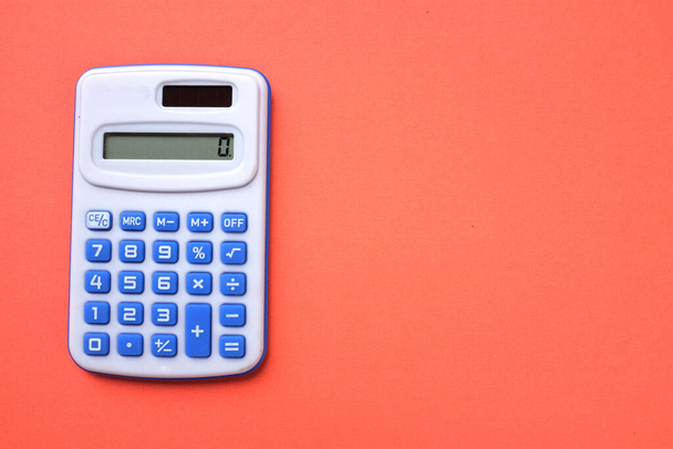 Оранжевый цифровой калькулятор изолировать на оранжевом фоне - Фото, изображение