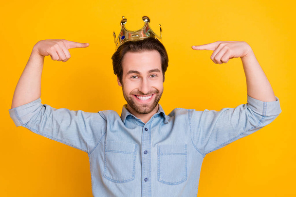 Foto de joven alegre hombre feliz sonrisa positiva mostrar dedos corona orgulloso rey aislado sobre fondo de color amarillo - Foto, Imagen