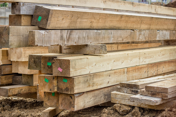 Poutre en bois empilée comme matériau de construction
 - Photo, image