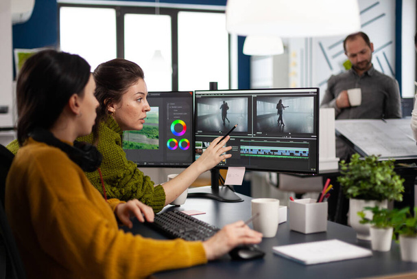 Joukkue toimittajat naiset työskentelevät moderni studio post tuotanto-ohjelmisto - Valokuva, kuva