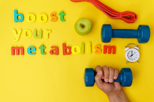 Повышение ваш метаболизм концепции здоровья. Вид сверху на желтом фоне. Спорт, спортивное оборудование - Фото, изображение
