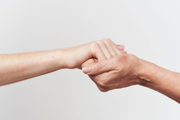 zwei Hände in Nahaufnahme halten einander Familienhilfe - Foto, Bild