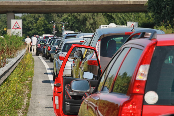 vakantie verkeer op de Duitse snelweg - Foto, afbeelding