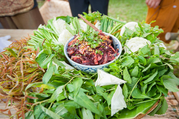 Їсти культури Тайська їжа Гострий м'ясо з м'ясом з м'яти гостра м'ясна свинина м'ясо - Фото, зображення