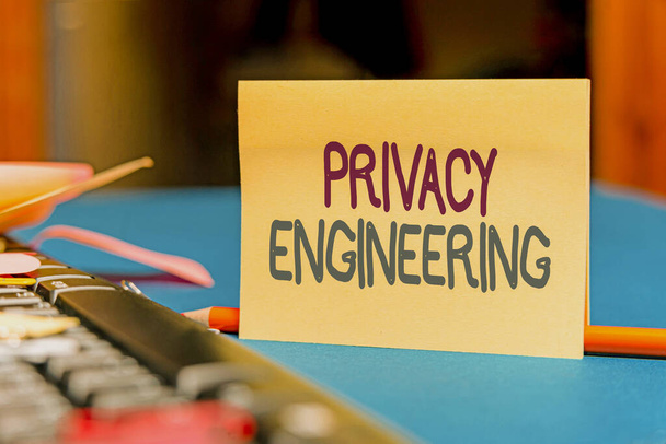 Título conceptual Privacy Engineering. Concepto de negocio sistemas de ingeniería proporcionan niveles aceptables de privacidad Colección múltiple Colección Oficina Papelería Foto colocada sobre la mesa - Foto, imagen