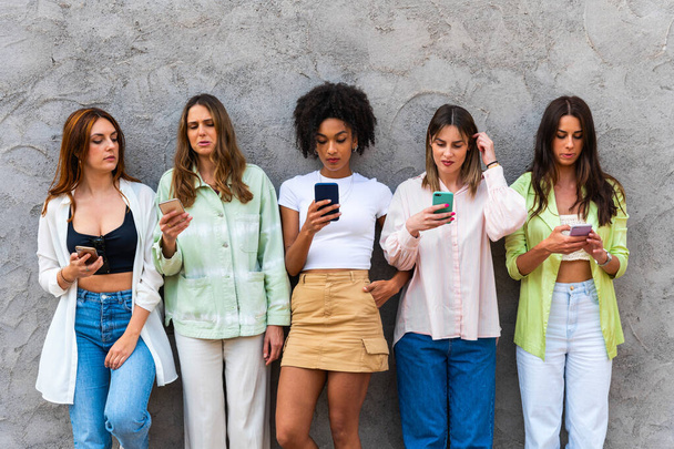 Молоді люди використовують смартфон у групі друзів зі смартфоном соціальна людина в чаті з мобільним цифровим дотиком та концепцією технології мобільного зв'язку для повідомлення
 - Фото, зображення