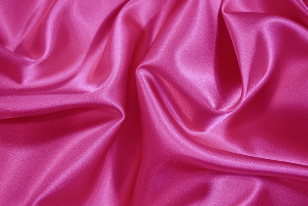 Schöne leuchtend rosa Seidensatin Hintergrund. Wellenförmige weiche Falten. Eleganter Stoffhintergrund mit Kopierraum für Design. Web-Banner. - Foto, Bild