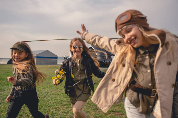 alegre tween meninas correndo no voando campo de aeroclub - Foto, Imagem