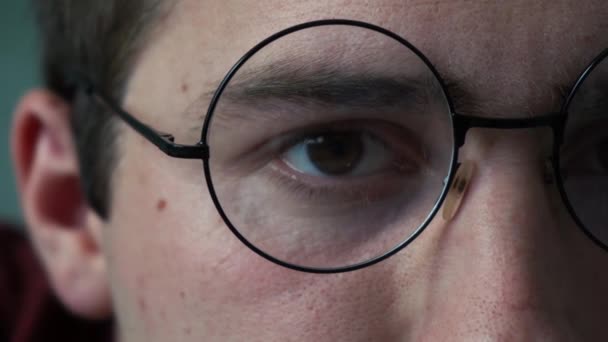 άνδρας με γυαλιά κοιτάζοντας το κοντινό πλάνο της κάμερας - Πλάνα, βίντεο