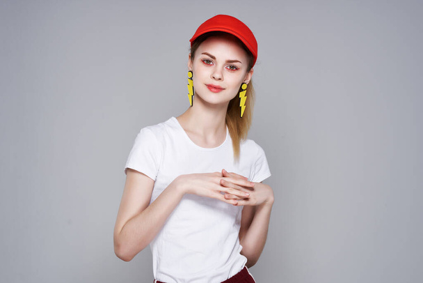 girl in red cap posing in studio  - Foto, Imagem