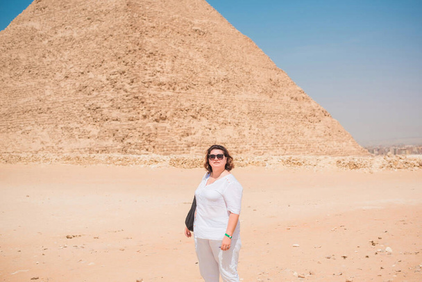 Escursione alle piramidi, riposo donna di mezza età in Egitto, stile di vita maturo signore  - Foto, immagini