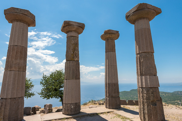 στήλες ναός της Αθηνάς στην άσσο, Τουρκία - Φωτογραφία, εικόνα