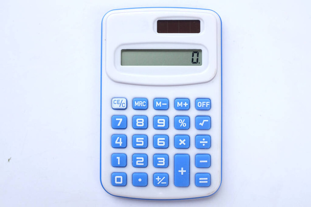 Calculatrice numérique bleue isoler sur un fond blanc - Photo, image