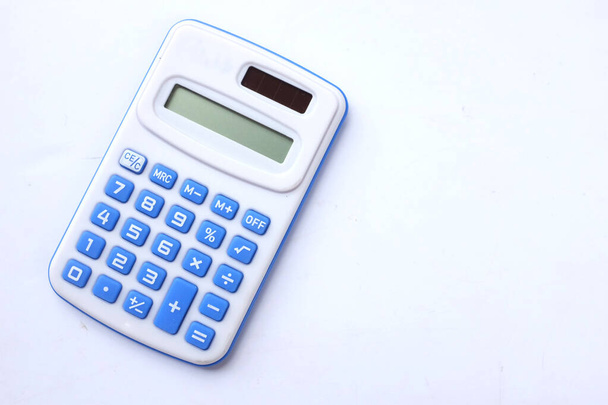 Синий цифровой калькулятор изолировать на белом фоне - Фото, изображение