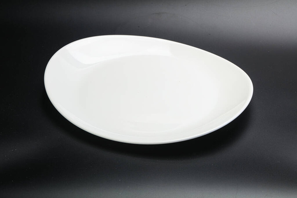 Fehér üres tányér izolált tálaláshoz - Fotó, kép