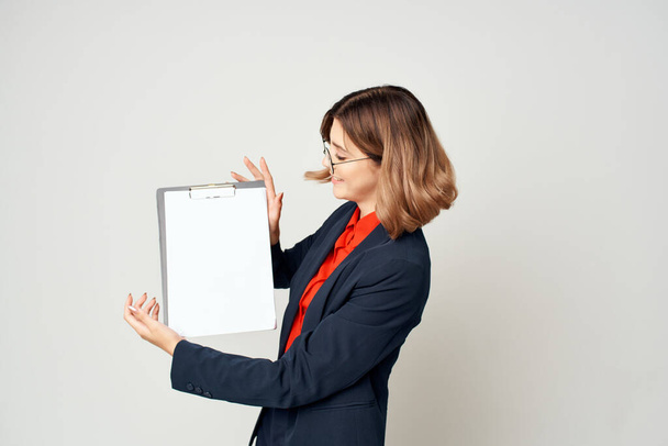 Üzletasszony öltönyben dokumentumokkal  - Fotó, kép