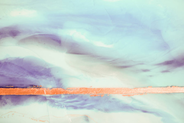Жидкий поток текстурной краски. современное искусство фон. абстрактная эпоксидная смола. Зеленые волны с бронзой. Абстрактный рисунок цифровой бумаги. - Фото, изображение