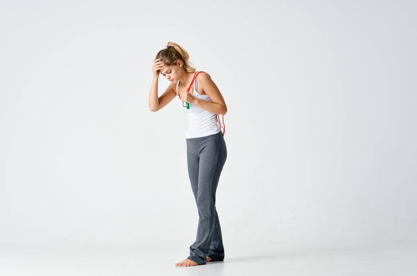 sportieve vrouw met springtouw in handen is moe  - Foto, afbeelding