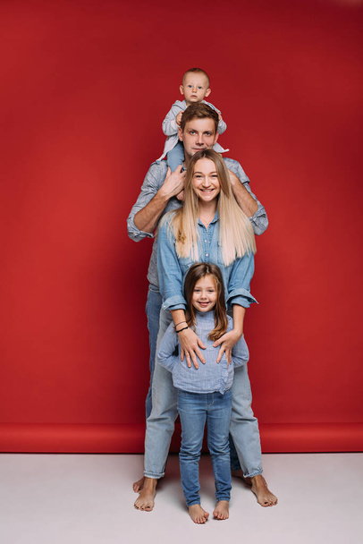 glückliche Familie freut sich gemeinsam im Studio - Foto, Bild