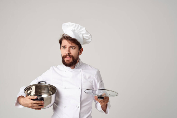 chef profesional con una olla en la mano - Foto, Imagen