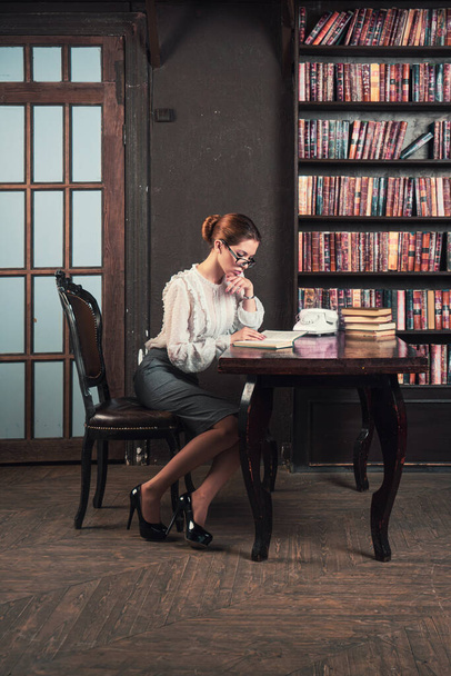 Klasik kütüphane odasında kendine güvenen bir iş kadını.. - Fotoğraf, Görsel