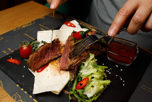 бифштекс на доске, рука ресторана мясо - Фото, изображение
