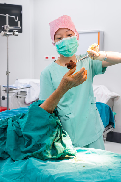 Enfermera de exfoliación utilizar solución de limpieza pintar todo el antebrazo y el brazo prepararse para la operación
 - Foto, Imagen