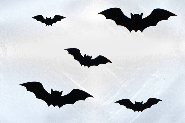 Figuras de murciélagos negros sobre fondo blanco para Halloween. - Foto, imagen
