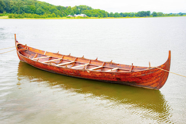 Nehir kıyısında küçük bir Viking teknesi. - Fotoğraf, Görsel
