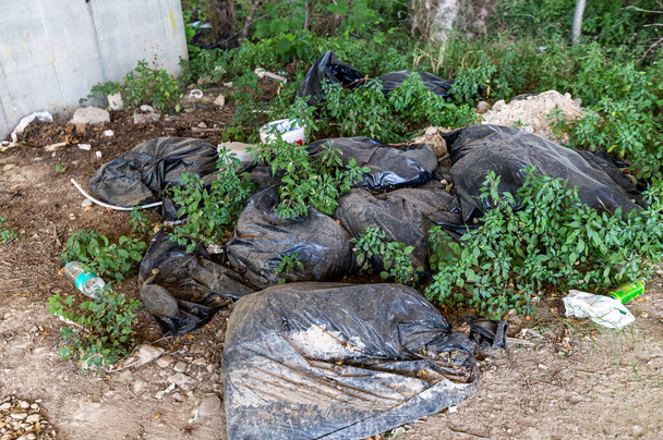 terni, Italië 05 augustus 2021: illegaal afval gedumpt door onbeschaafde mensen aan de rand van de stad - Foto, afbeelding
