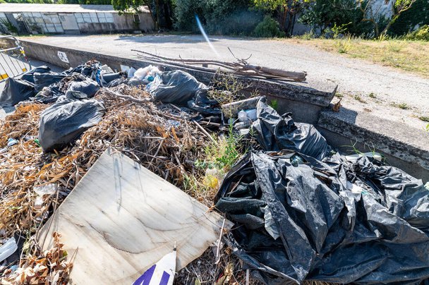 terni, Ιταλία 05 Αυγούστου 2021: παράνομη απόρριψη αποβλήτων από απολίτιστους ανθρώπους στα περίχωρα της πόλης - Φωτογραφία, εικόνα