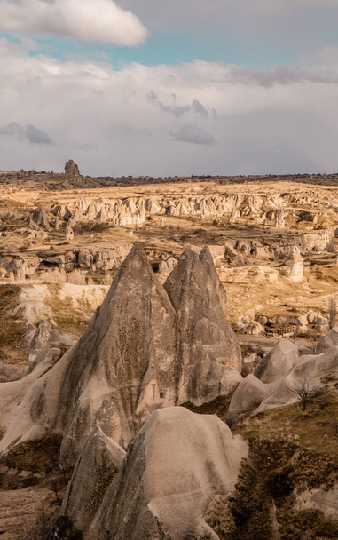 Вертикальний вид на унікальні утворення каменів і типові димарі в Горемі (Каппадокія, Туреччина). - Фото, зображення