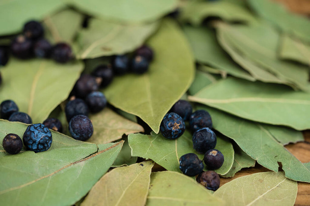 Bobkový list a jalovcové bobule na olivovém dřevě - Fotografie, Obrázek