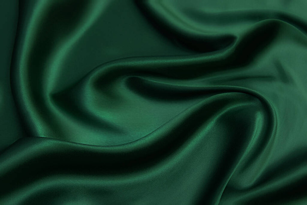 Textura, fondo, patrón. Textura de tejido de seda verde. Hermosa esmeralda verde suave tela de seda. - Foto, imagen