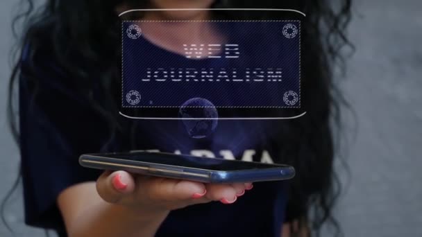 Γυναίκα που δείχνει HUD ολόγραμμα Δημοσιογραφία στο Διαδίκτυο - Πλάνα, βίντεο