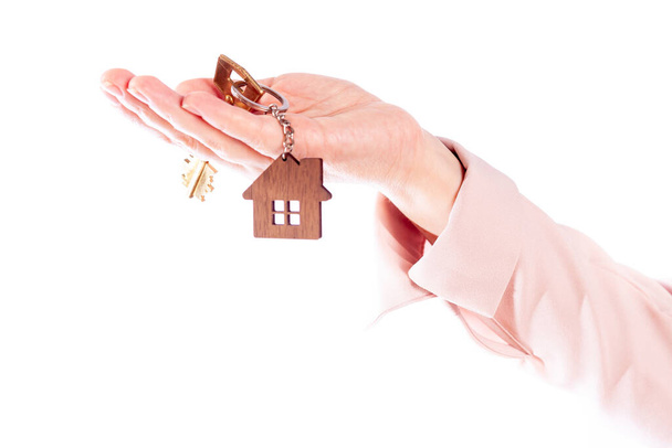 купівля будинку, рука з ключами до будинку, ізольовані на білому тлі
 - Фото, зображення