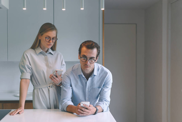 Serious businessmen couple working from home online with smartphones - Foto, immagini