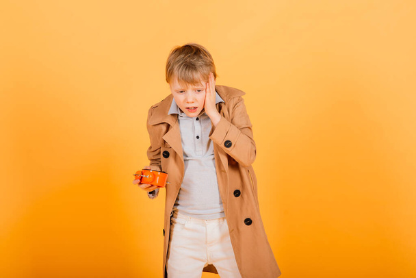 Γκριμάρα συναισθηματική κοκκινομάλλα fasion αγόρι ποζάρουν σε ένα κίτρινο στούντιο - Φωτογραφία, εικόνα