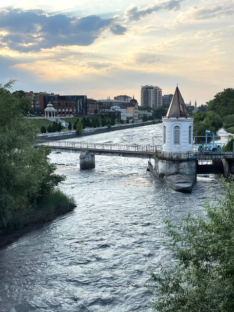 Terek nehri üzerinde geleneksel bir kulesi olan köprü - Fotoğraf, Görsel